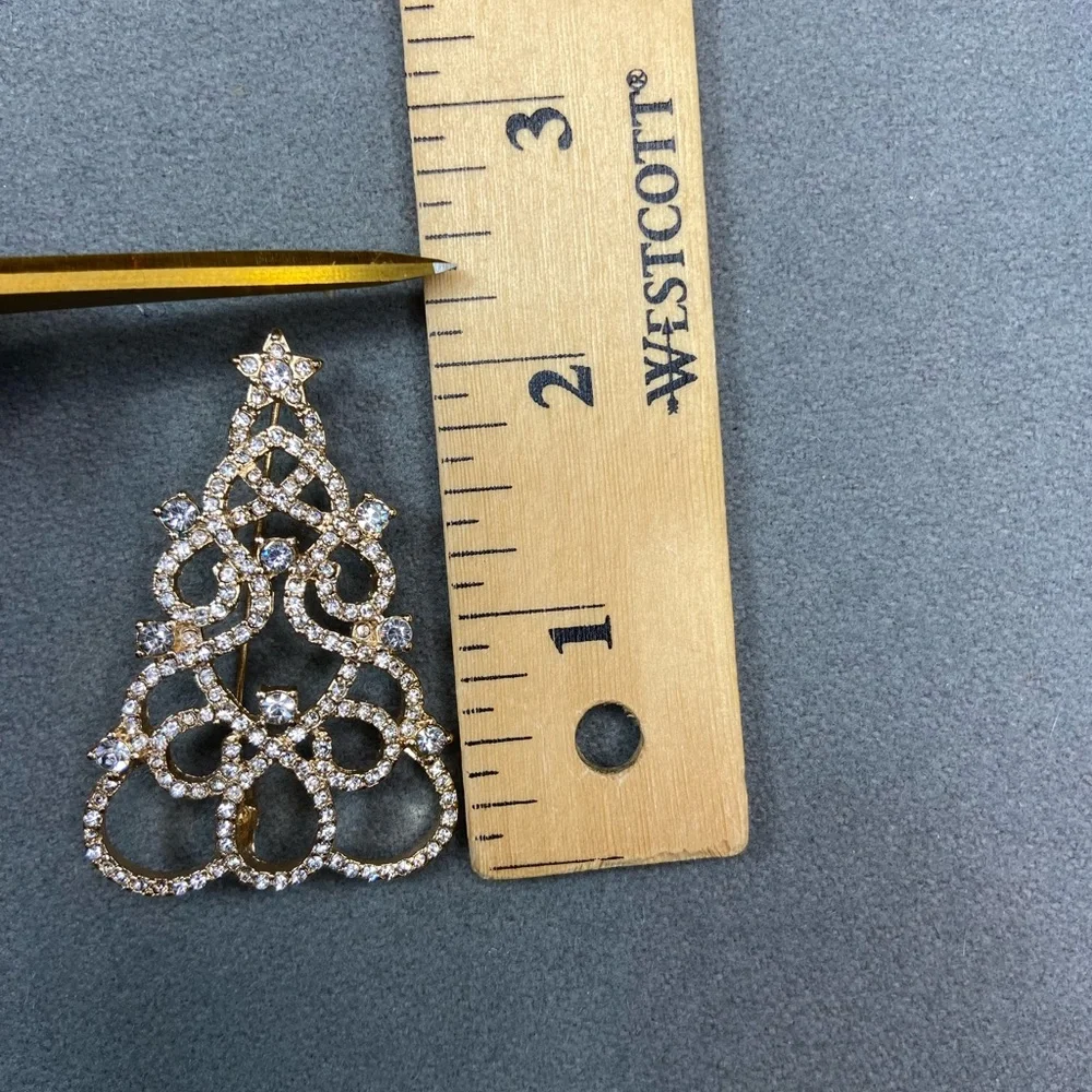 N/A rhinestone brooch